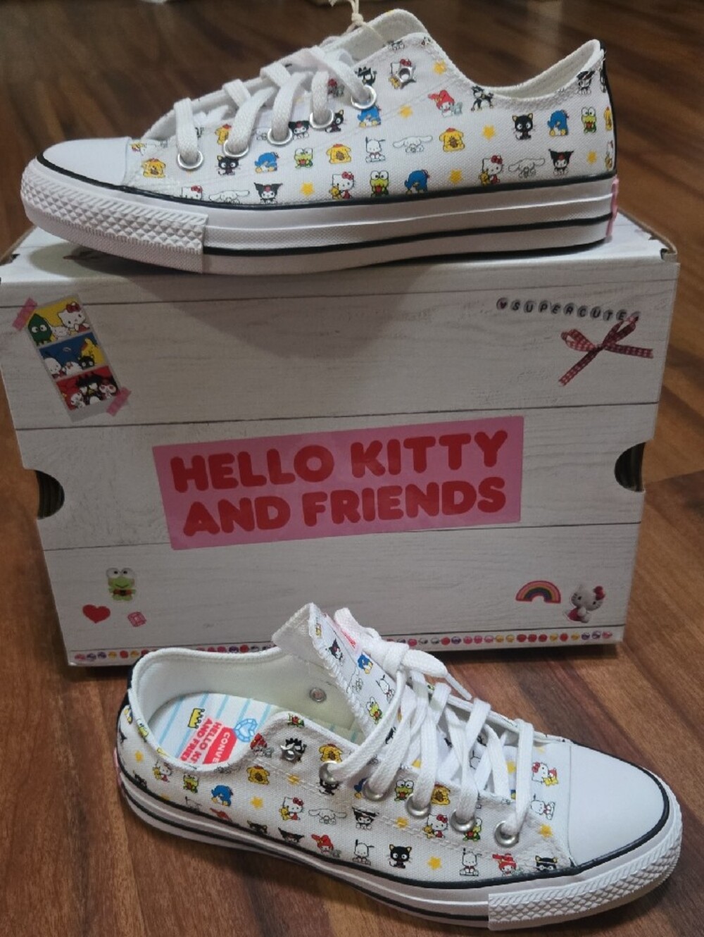 Converse  Low-Top Sneakers with Multicolor Cartoon Print Hello Kitty Sanrio Sz 8 - Picture 2 of 12